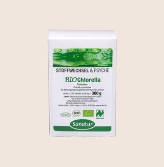 Packaging of Sanatur BIO Chlorella tablets on a beige background